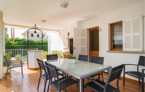 ポリェンサにある4 Bedroom Beautiful Home In Pollençaのテーブルと椅子のあるダイニングルーム