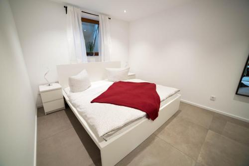 HanhofenにあるFerienwohnung Hanhofenのベッドルーム1室(白いベッド1台、赤い毛布付)