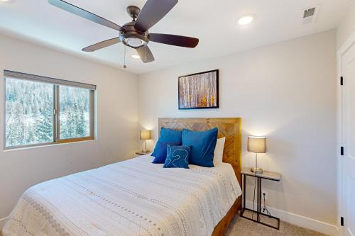 Postel nebo postele na pokoji v ubytování Crooked River #10A - Entire Home