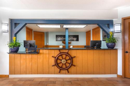 a lobby of a hotel with a counter with a wheel at Bryan's Spanish Cove in Orlando