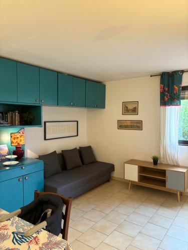 a living room with a couch and a table at Appartamento con giardino a 50 m dal mare in LʼÎle-Rousse