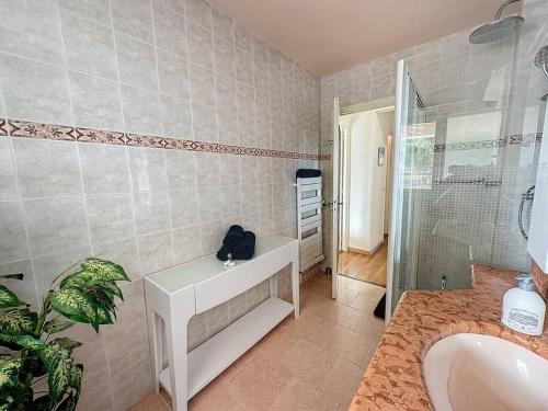 une salle de bain avec un lavabo et une baignoire dans l'établissement 85m2 Grandes Terrasses - 2 chambres, à Cannes