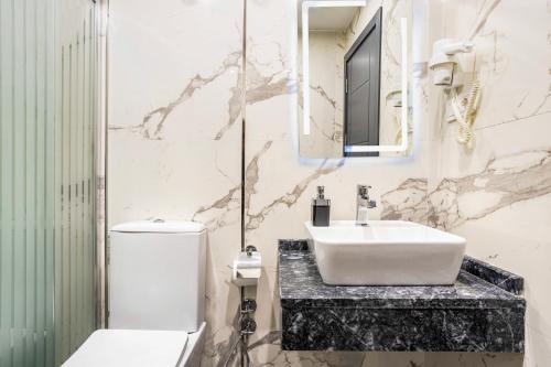 un baño con lavabo e inodoro en Meridiani Taksim Hotel, en Estambul
