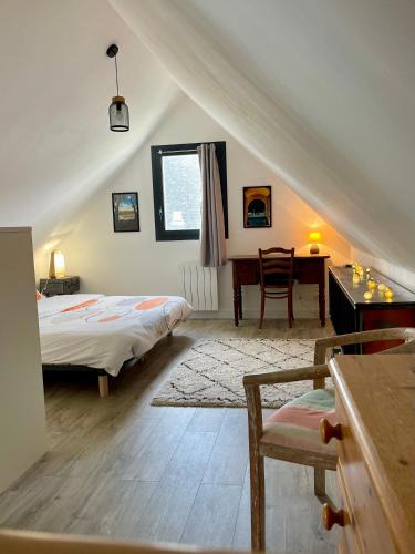 une chambre avec un lit, un bureau et une table dans l'établissement Plein centre Auray - Spacieux duplex T2 avec grande terrasse ensoleillée, à Auray