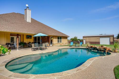 スティーブンビルにある4 Mi to Dtwn Home with Pool in Stephenville!の家の前のプール