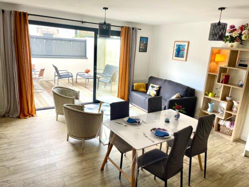 Χώρος καθιστικού στο Plein centre Auray - Spacieux duplex T2 avec grande terrasse ensoleillée