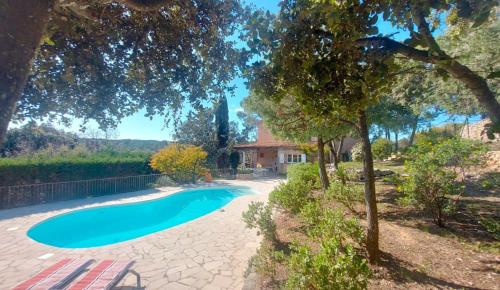 une piscine dans la cour d'une maison dans l'établissement Villa Anamour, à Draguignan