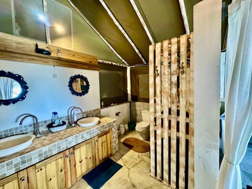 Ένα μπάνιο στο Baleia Azul Luxury Tent no 7