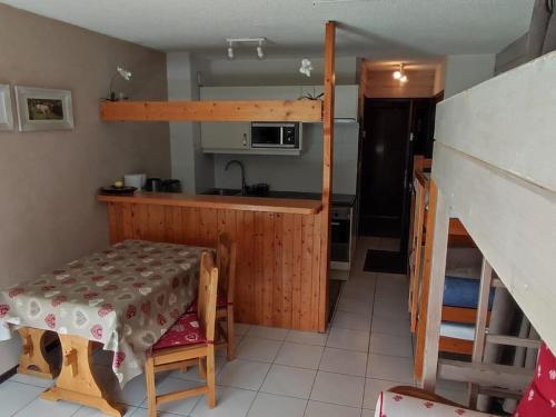 Il comprend une petite cuisine avec une table et des lits superposés. dans l'établissement Studio avec Balcon Sud, à 100m des Remontées Mécaniques, Parking Gratuit, Pour 4 Personnes - FR-1-676-98, à Châtel