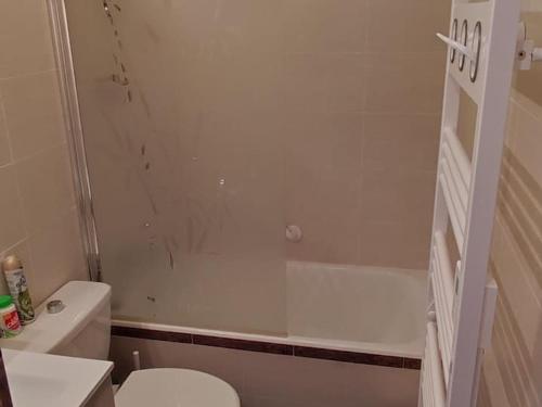 une salle de bain blanche avec toilettes et baignoire dans l'établissement Studio avec Balcon Sud, à 100m des Remontées Mécaniques, Parking Gratuit, Pour 4 Personnes - FR-1-676-98, à Châtel