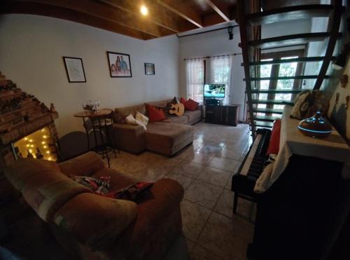 un salon avec un canapé et une cheminée dans l'établissement Pousada Bonamigos, à Santa Teresa