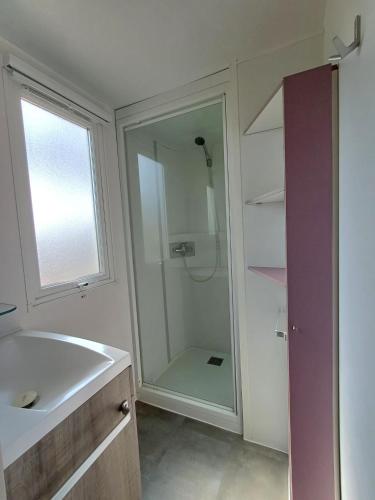 Bilik mandi di Camping Tucan - Mobile Homes by Lifestyle Holidays
