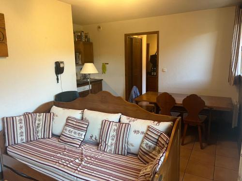 un salon avec un canapé et une salle à manger dans l'établissement Appartement Samoëns, à Samoëns