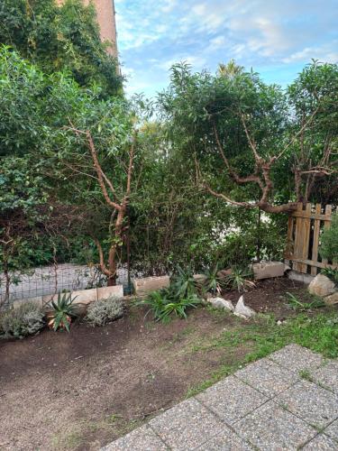 Photo de la galerie de l'établissement Appartamento con giardino a 50 m dal mare, à LʼÎle-Rousse