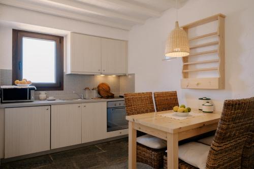 Кухня или мини-кухня в Koutouloufari Village Holiday Club
