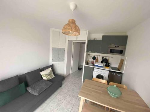 un salon avec un canapé et une table dans l'établissement Escapade marine-proche plage, à Cabourg