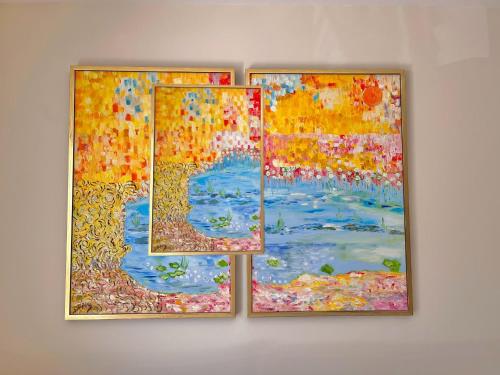 un groupe de trois peintures accrochées à un mur dans l'établissement LE TRAVOLTA avec merveilleuse terrasse, chic et lumineux à deux pas du centre-ville, à Cannes