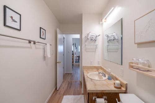 Bilik mandi di The Upper Downtown Suite 2
