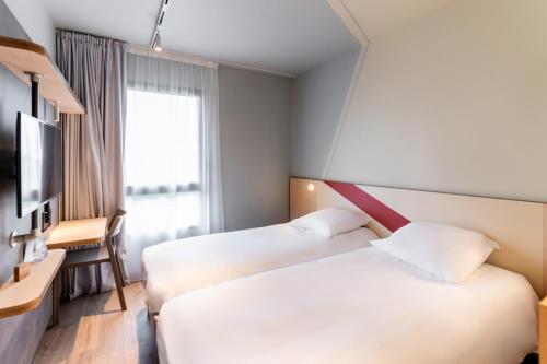 Postel nebo postele na pokoji v ubytování ibis budget Morlaix