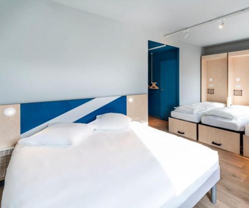 Postel nebo postele na pokoji v ubytování ibis budget Morlaix
