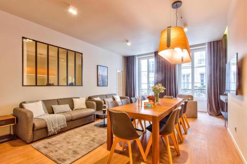 un salon avec une table et un canapé dans l'établissement Urban Flat 111 - Urban Lovely Flat Madeleine, à Paris
