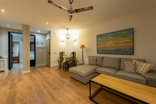 Wide with beautiful kitchen 2Bd 3Bth -Arenal photo 11