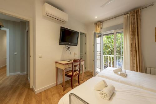 Wide with beautiful kitchen 2Bd 3Bth -Arenal photo 3