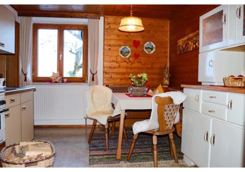 Una cocina con una mesa y sillas en una habitación. en Arishorst Aussergasteighof, en Weerberg
