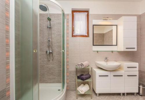 Kúpeľňa v ubytovaní Apartments Ivni