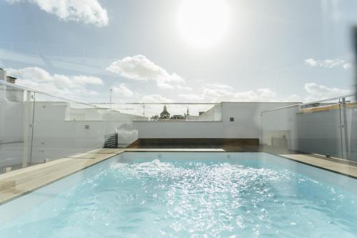 Bazén v ubytování Modern with seasonal swimming pool- 1Bd 1Bth- Goyeneta nebo v jeho okolí