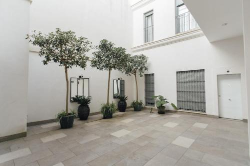 Beautiful with seasonal Pool- 1Bd 1Bth- Center