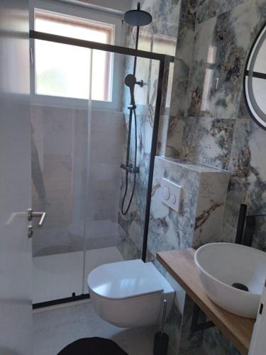 Ένα μπάνιο στο Apartments and Rooms Ref