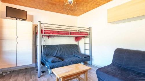 - un salon avec un canapé et des lits superposés dans l'établissement LES CARLINES - 513 - STUDIO 5 Pers, à Chamrousse