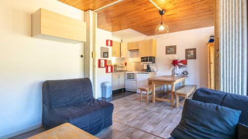 un salon avec un canapé et une table dans l'établissement LES CARLINES - 513 - STUDIO 5 Pers, à Chamrousse