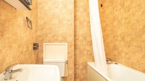 une salle de bain avec un lavabo, des toilettes et une baignoire dans l'établissement LES CARLINES - 513 - STUDIO 5 Pers, à Chamrousse