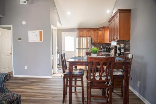 Η κουζίνα ή μικρή κουζίνα στο 341 2 homes that sleep 16