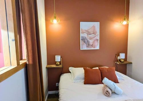 - une chambre avec un lit et deux lampes murales dans l'établissement Solen Évasion - Calypso - Vacances en Vendée, à Aizenay