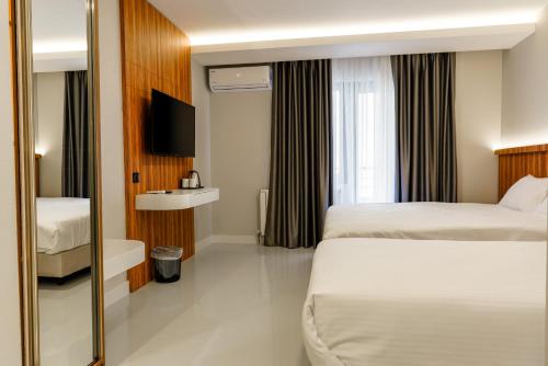 Una cama o camas en una habitación de Joyful Hotel By Gnl