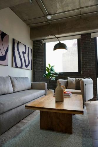 a living room with a couch and a coffee table at LEF 505 Zona Americana in Guadalajara