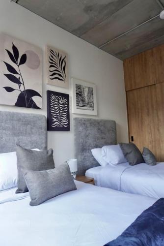 two beds in a room with two beds sidx sidx sidx at LEF 505 Zona Americana in Guadalajara