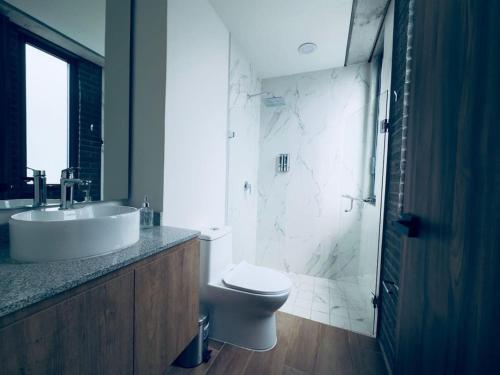 a bathroom with a toilet and a sink and a shower at LEF 505 Zona Americana in Guadalajara
