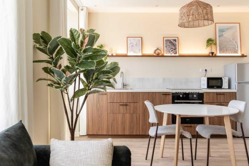 una cucina e una sala da pranzo con tavolo e sedie di Votre soirée romantique - Arcadie des coeurs a Belfort