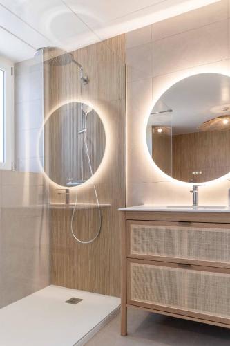 une salle de bain avec douche et miroir dans l'établissement Votre soirée romantique - Arcadie des coeurs, à Belfort