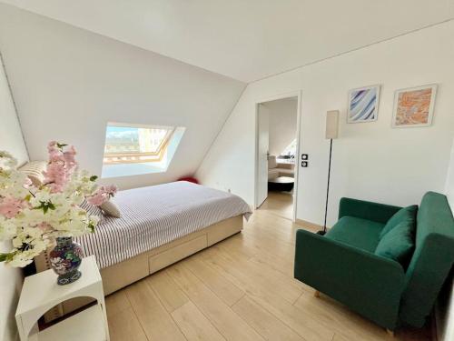 - une chambre avec un lit et une chaise verte dans l'établissement Penthouse 90m2 Terrace Parking 10m Paris Center, à Alfortville