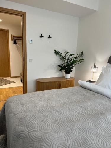 Кровать или кровати в номере Riverside Apartment