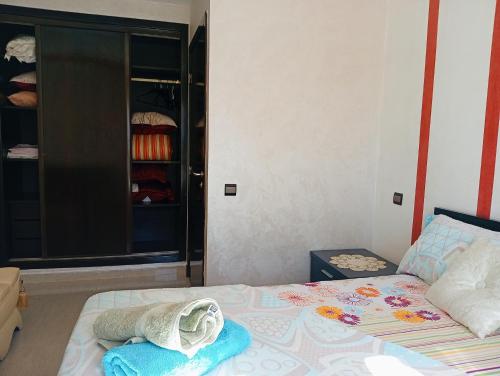 a bedroom with a bed with towels on it at superbe appartement Al Mansouria-les jardins de l'Atlantique in Pont Blondin