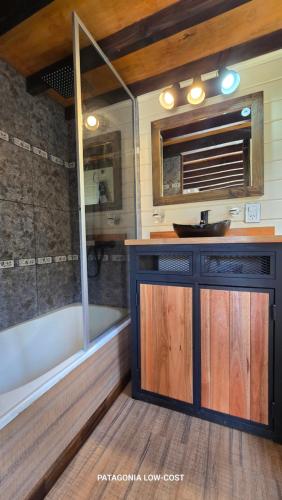 bagno con lavandino e vasca di Tiny House El Barco a El Hoyo