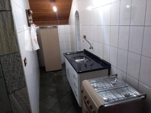 una piccola cucina con lavello e fornello di Casa Vivenda dos Bem-te-vis a Monte Verde