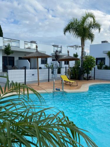 una piscina frente a una casa en Villa Playa de Turmalina - Denia El Verger, en El Verger