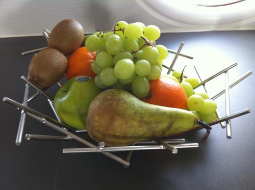 a bunch of fruit sitting on top of a table at Vliegtuigsuite Teuge in Teuge